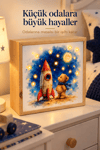 Ay’a Yolculuk Light Box – Çocuklar İçin Işıklı Gece Lambası, Ahşap Dekoratif LED Çocuk ve Bebek Odası Aydınlatması 25x25x10 cm