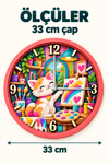 Resim Yapan Kedi Duvar Saati – 33 cm UV Baskılı, Pembe Çerçeveli, Renkli Çocuk ve Kız Çocuk Odası Dekoratif Duvar Saati