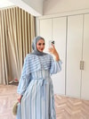HR-1386H&R ButikFus- Nela Çizgi Detaylı Renkli Elbise Mavi