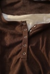Kahverengi Henley Yaka Ekli Grunge Y2K Uzun Kollu Crop