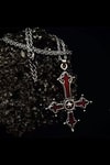 Silver Gotik Yıldız İşlemeli Sateen Kırmızı Haç Kolye
