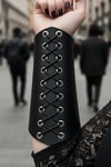 Siyah Deri Bağcıklı Gotik Bileklik