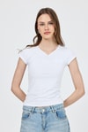 Beyaz V Yaka Düğmeli Cep Detaylı Slim Fit Tişört 2213
