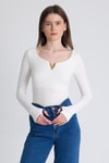 Bluz-Beyaz Viskoz/Yumuşak Kumaş Aksesuarlı Parmak Geçme Detaylı Bluz 1476-rulem