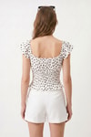 Bluz-Fırfırlı Omzu Detaylı Puantiyeli Keten Bluz 3279 Beyaz -rulem