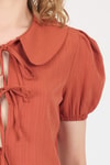 Bluz-Kiremit Bağlama Detaylı Bebe Yaka Crop Bluz 8064-rulem