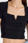 Bluz-Siyah Kare Yaka V Kesim Detaylı Crop Bluz 10432-rulem