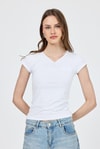 Kadın Body-Beyaz V Yaka Düğmeli Cep Detaylı Slim Fit Tişört 2213-rulem