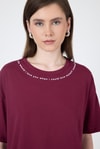 Kadın Tişört-Bordo Yaka Yazı Baskılı Oversize Pamuklu  Tişört 2150-34M-rulem