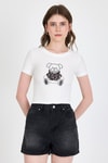 Kadın Tişört-Ekru Ayıcık Baskılı Leopar Detaylı Slim Fit Crop Tişört 0549-rulem