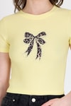 Kadın Tişört-Sarı Leopar Fiyonk Baskılı Taş Detaylı Slim Fit Crop Tişört 0549-1-rulem