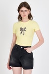 Kadın Tişört-Sarı Leopar Fiyonk Baskılı Taş Detaylı Slim Fit Crop Tişört 0549-1-rulem
