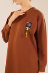 Kahve Yaka Şerit Arma Detay Sweat 2684