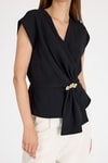 Siyah Aksesuar Detaylı V Yaka Drape Bluz 251178