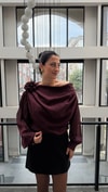Kayık Yaka Gül Detaylı Bluz