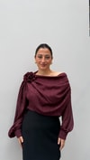 Kayık Yaka Gül Detaylı Bluz