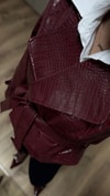 KROKODİL DESENLİ KEMERLİ DERİ CEKET BORDO