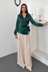 Zümrüt Düğme Detaylı Saten Bluz
