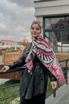 Betül'ün Pastel Pembe Dila Desen İpek Şal Tercihi