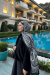 Betül'ün Siyah Zeren Desen İpek Şal Tercihi