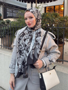 Derya'nın Siyah Deva Desen Pamuk Vual Şal Tercihi