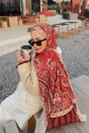 Duygu'nun Bordo Ediz Desen İpek Şal Tercihi
