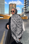 Halima'nın Siyah Zebra Desen İpek Şal Tercihi