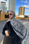 Halima'nın Siyah Zebra Desen İpek Şal Tercihi