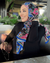 Hazal Aydın'ın Saks Mavi & Siyah Retro Desen Şal Tercihi