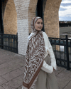 Merve'nin Acı Kahve Zebra Desen İpek Şal Tercihi