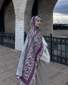 Merve'nin Mor Zebra Desen İpek Şal Tercihi