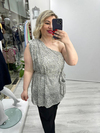 Ekru Üzeri Siyah Leopar Desenli Tek Omuzlu Vatkalı Drapeli Bluz stp 26y1657