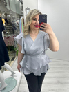 Gri Organze Şifon Kruvaze Yaka Kısa Kol Ve Etek Volanlı Bağlamalı Bluz stp 26y1478