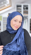 Feyza'nın Tercihi Yazı Desen Jakar İtalyan İpekli Şal Lacivert