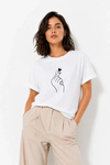 Kore Parmak Kalp Aşk Temalı Minimal Baskılı Tişört Yazlık Kısa Kol T-Shirt  - Beyaz
