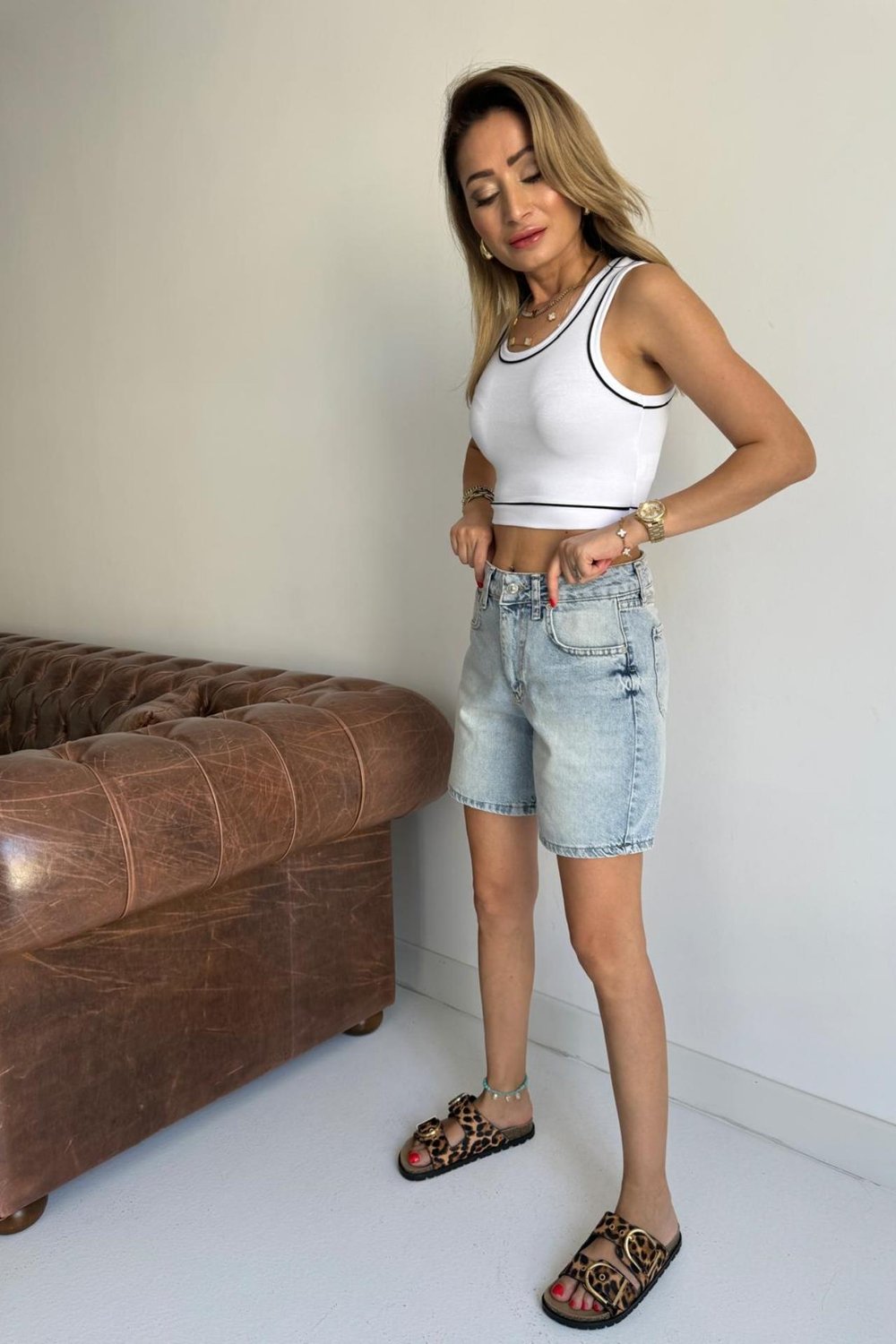 Açık Mavi Taşlamalı Denim Şort