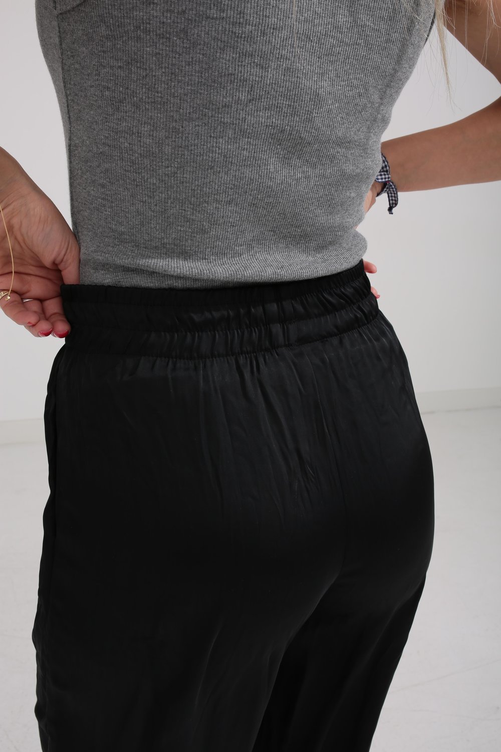 Beli Lastikli Siyah Kraşlı Pantolon