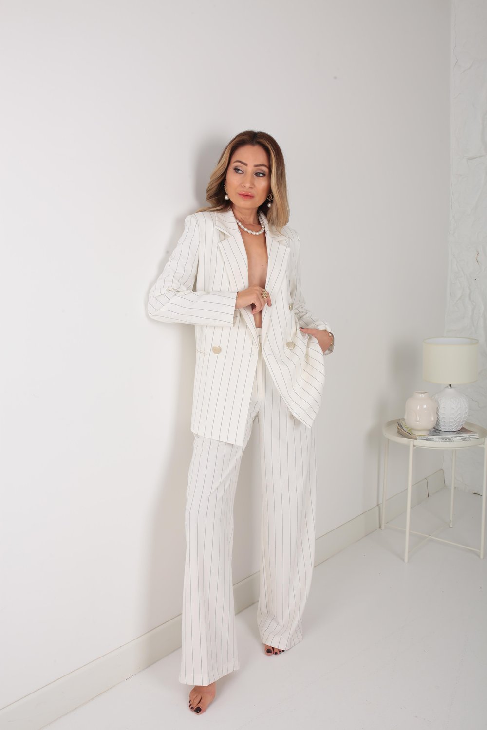 Beyaz Çizgili Gold Düğmeli Blazer Takım