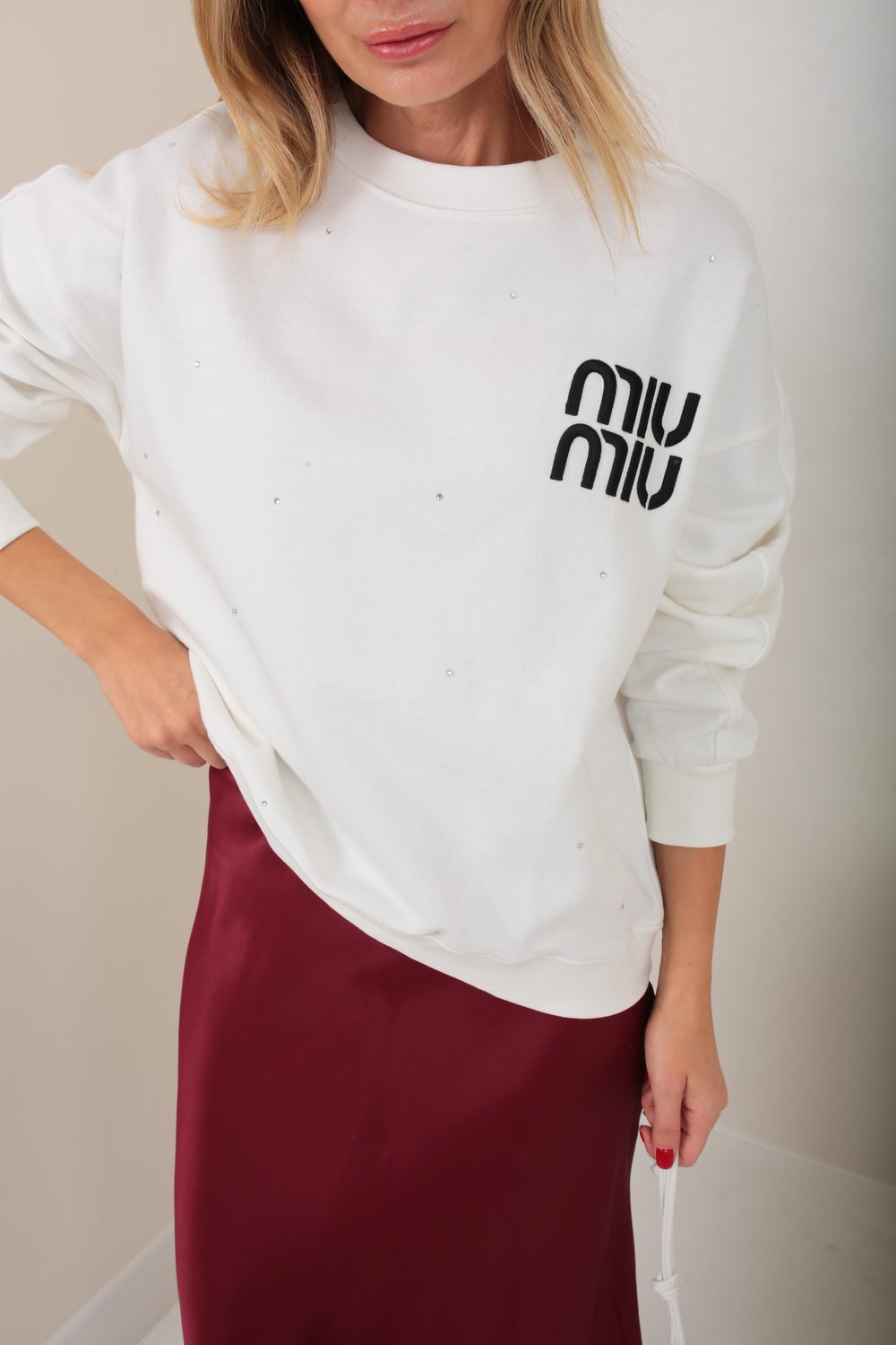 Beyaz Nakışlı Taş Baskılı Sweatshirt