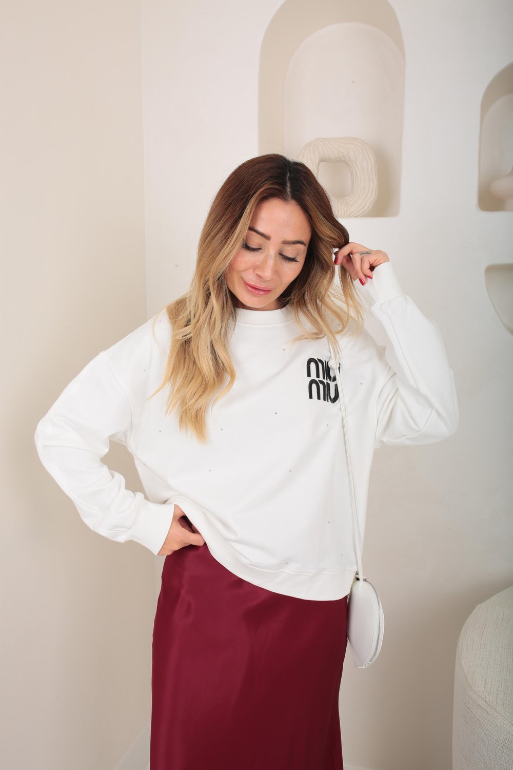 Beyaz Nakışlı Taş Baskılı Sweatshirt