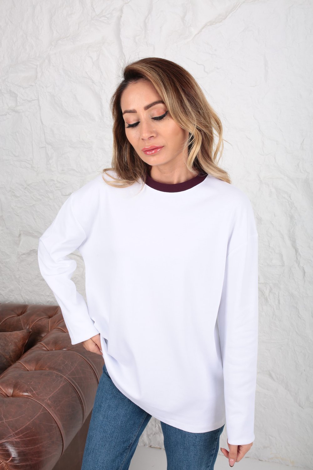 Bordo Yaka Biyeli Beyaz Oversize İnce Sweatshirt