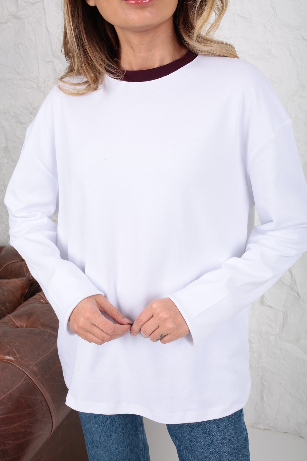 Bordo Yaka Biyeli Beyaz Oversize İnce Sweatshirt