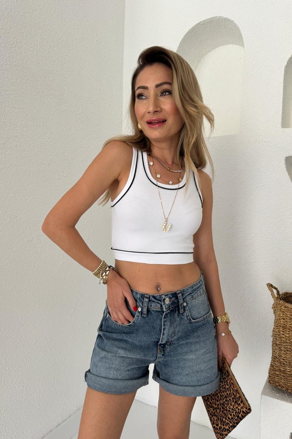 Koyu  Mavi Taşlamalı  Denim Şort