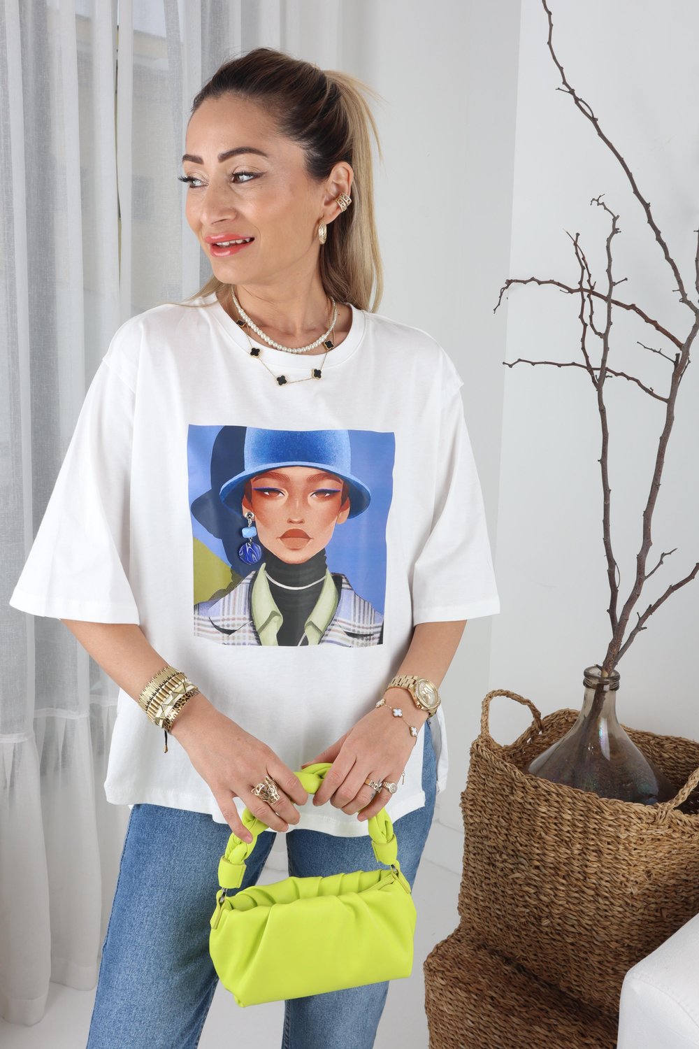 Mavi Şapkalı Kadın Baskılı Tshirt