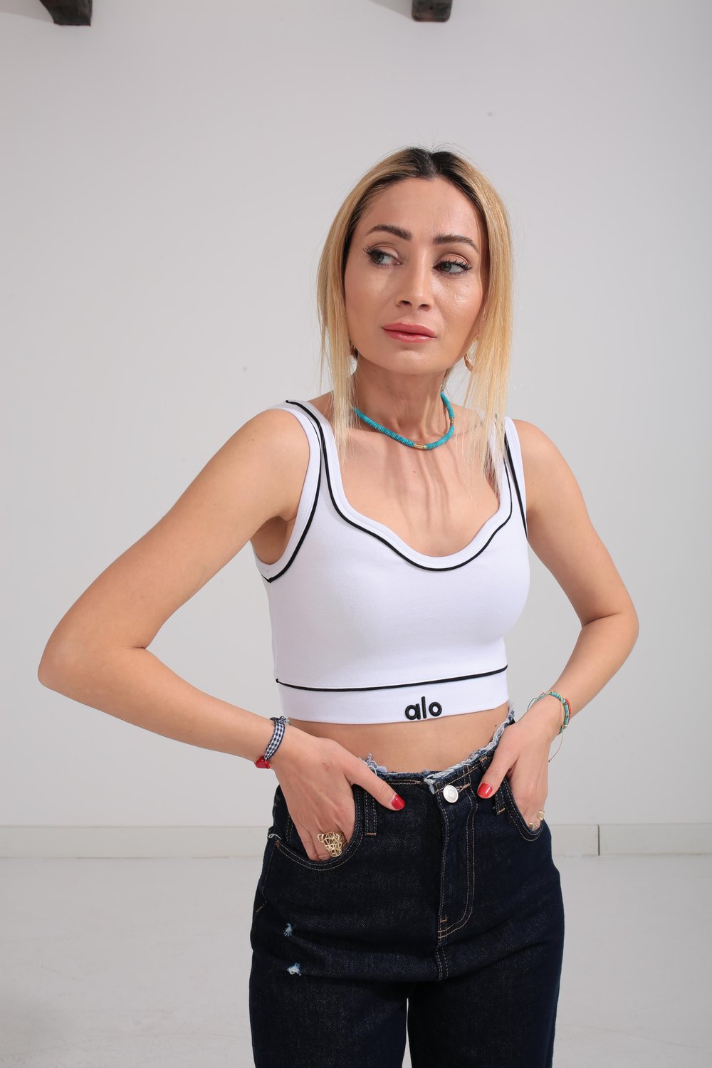 Yaka Detay Nakışlı Beyaz Crop