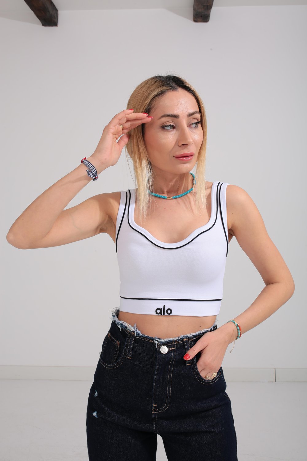 Yaka Detay Nakışlı Beyaz Crop