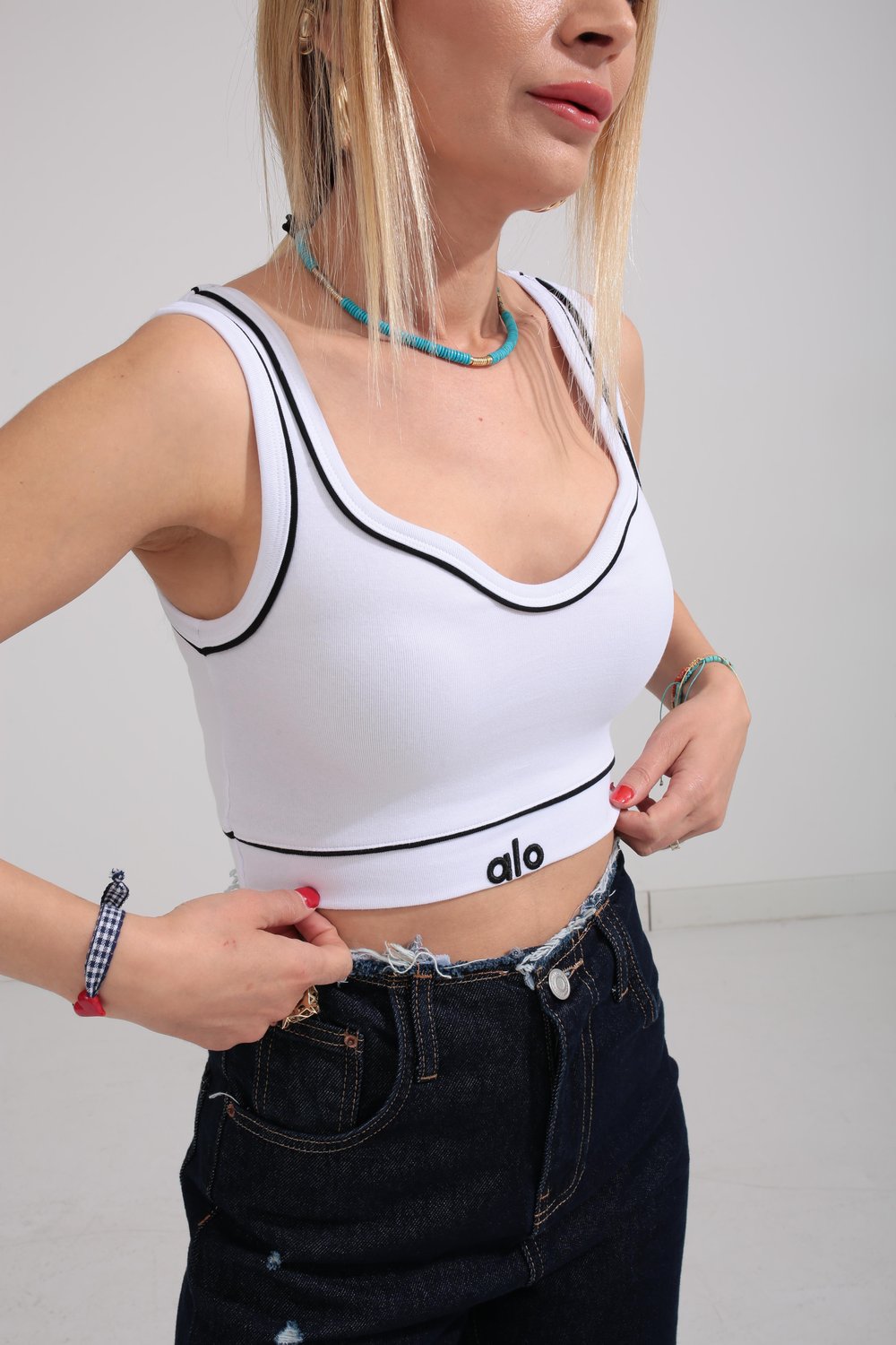 Yaka Detay Nakışlı Beyaz Crop