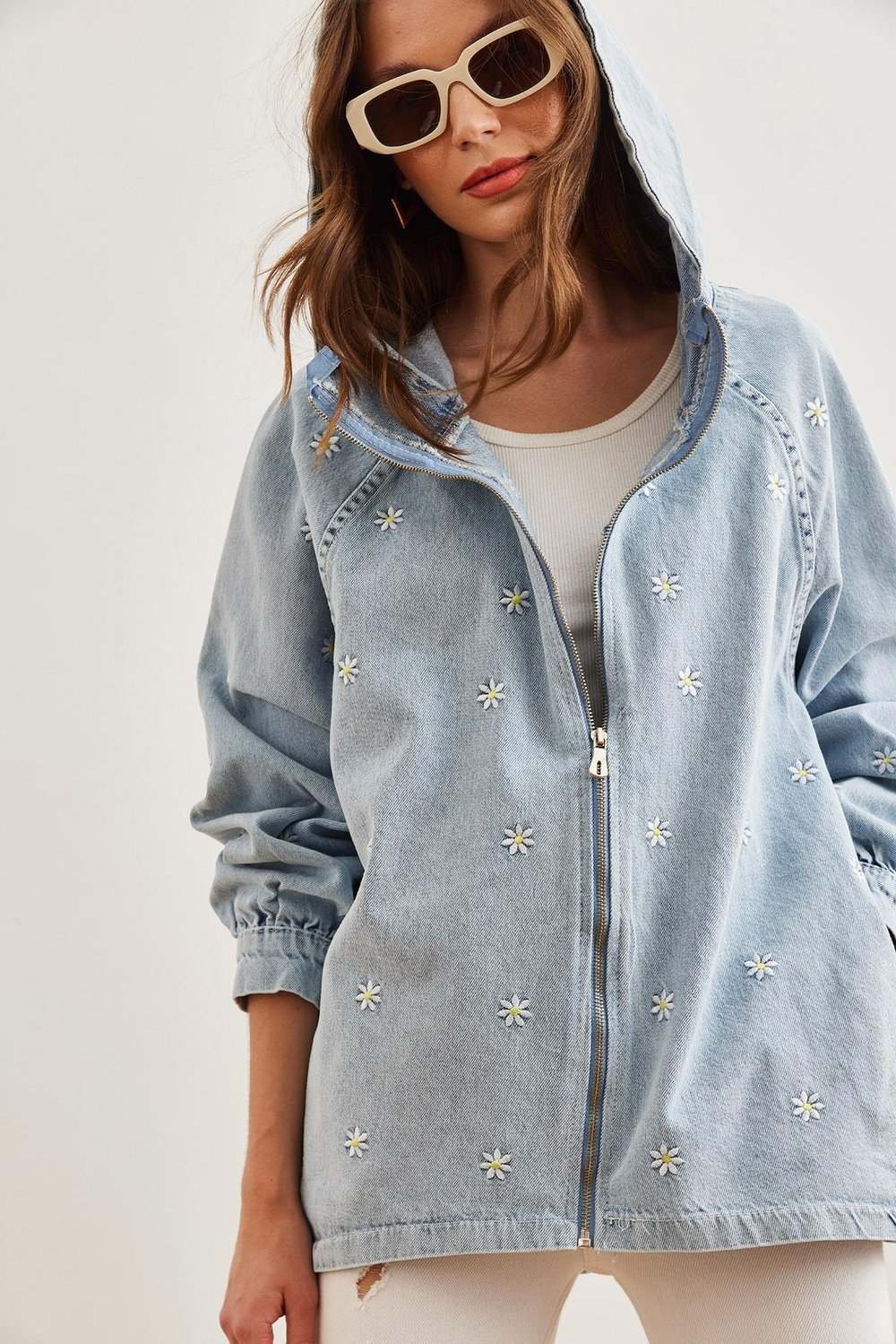 Fermuarlı Cepli Kapüşonlu Nakış Detaylı Denim Ceket Mavi