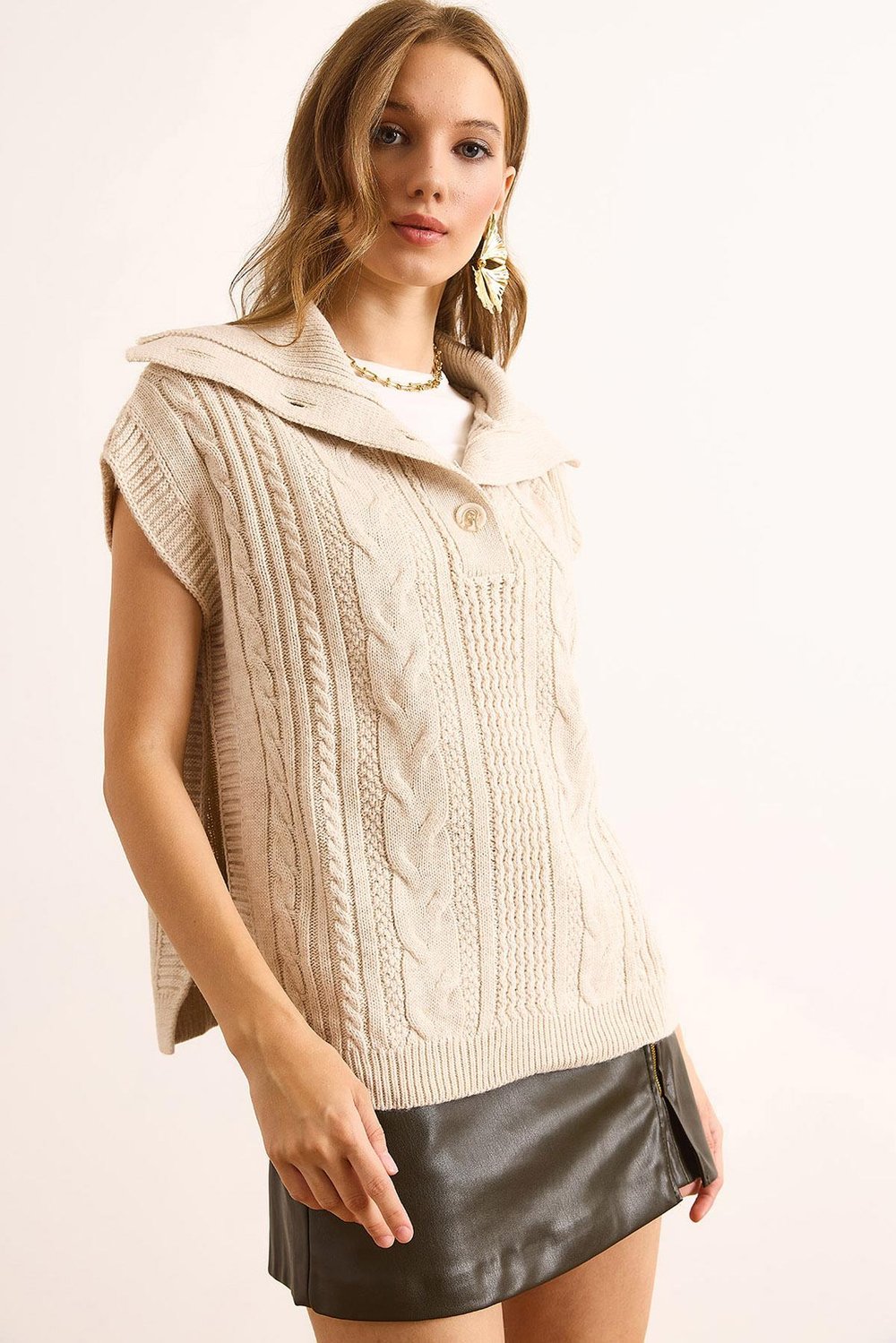 Geniş Yakalı Düğmeli Triko Süveter Taş