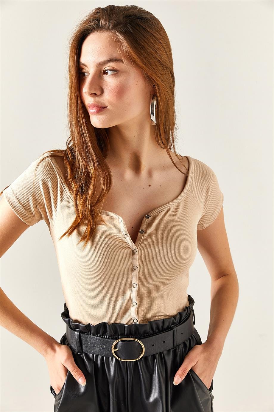 Kayık Yaka Çıtçıtlı Likralı Crop Bluz Bej